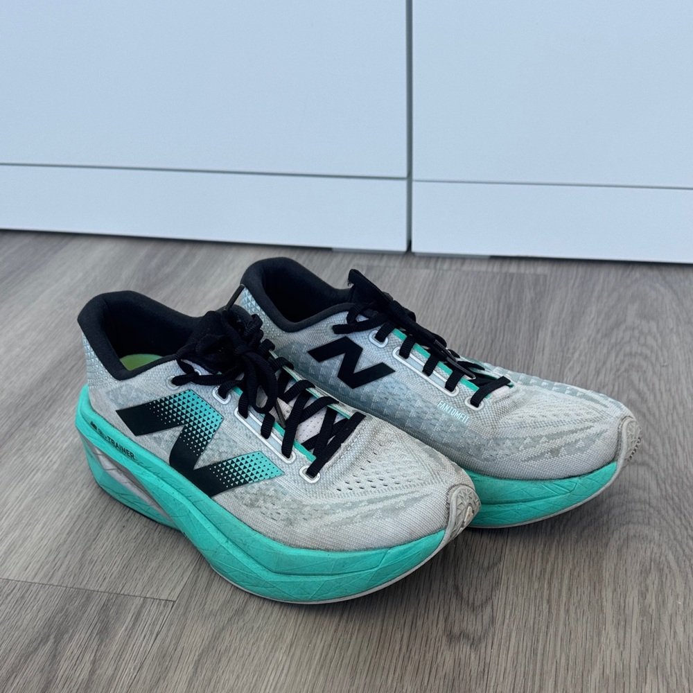 New Balance Women's Fuelcell Supercomp v3 Trainer in Cyber Jade - Picture 2 of 5